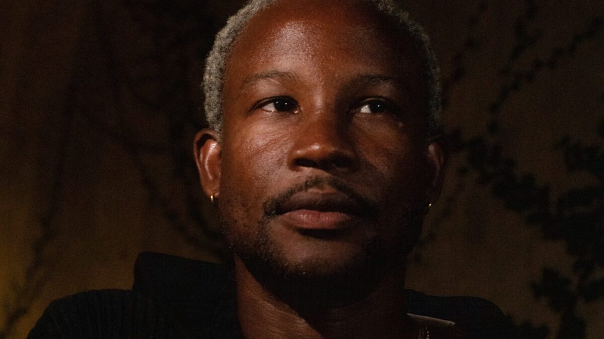 Entrevista Akinola Davies (versión ampliada de Caimán CdC nº 208)